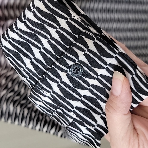 Calvin Klein Size 1X Ombre Red to White with Black Patterned Button Front Blouse - Picture 7 of 13